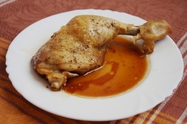 Запеченная курица в соевом соусе со свежемолотым перцем 